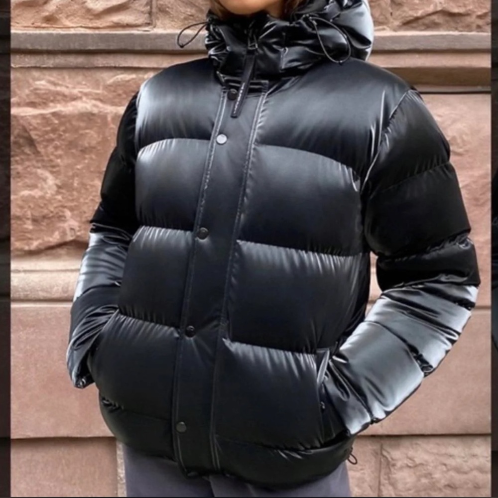 Aritzia Super Puff shorty black shine